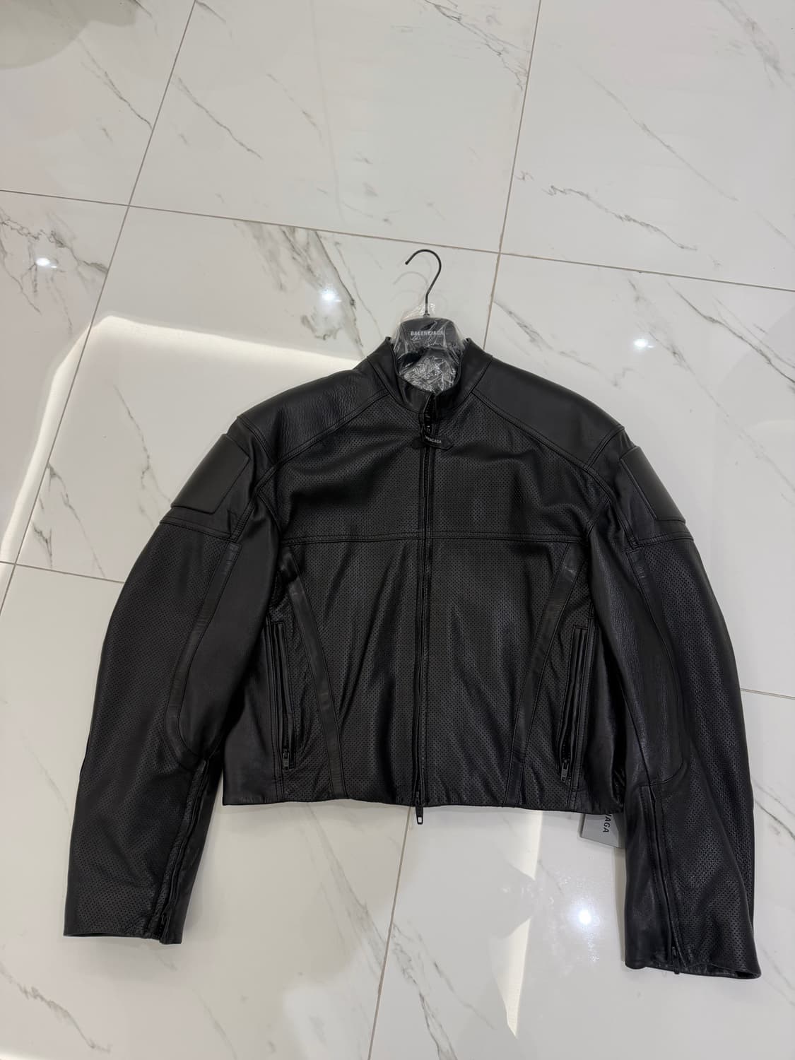 발렌시아가 퍼포레이티드 레더 재킷 상품이미지5
