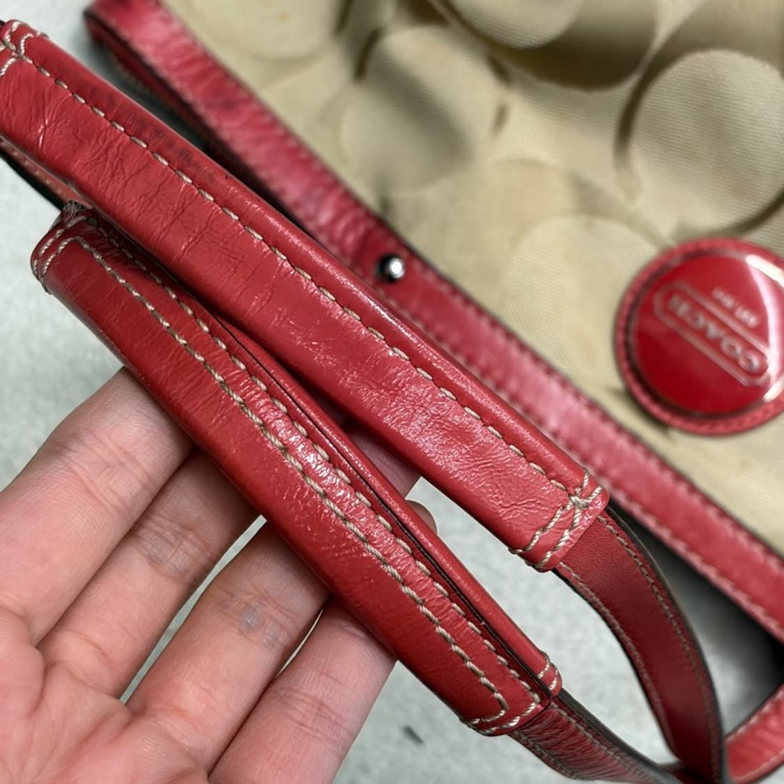 COACH 시그니처 스트라입 레드 토트백 상품이미지3