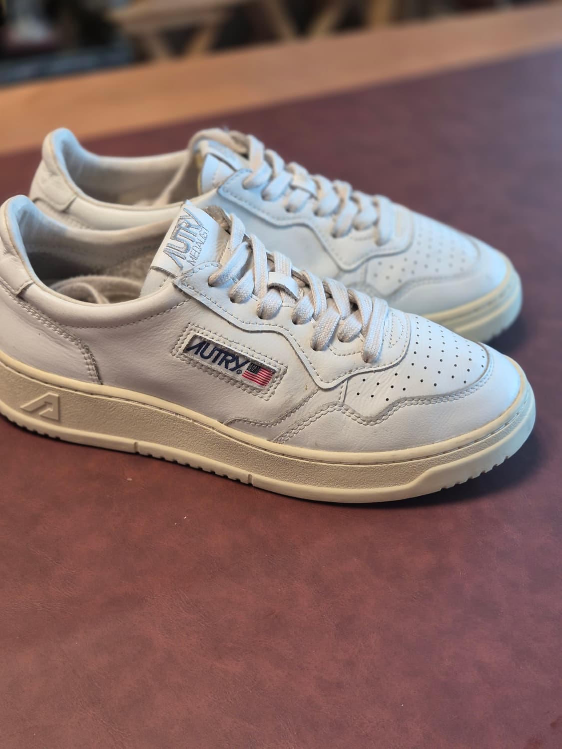 실착용2회 240-245(38) 오트리 메달리스트 로우 스니커  상품이미지1