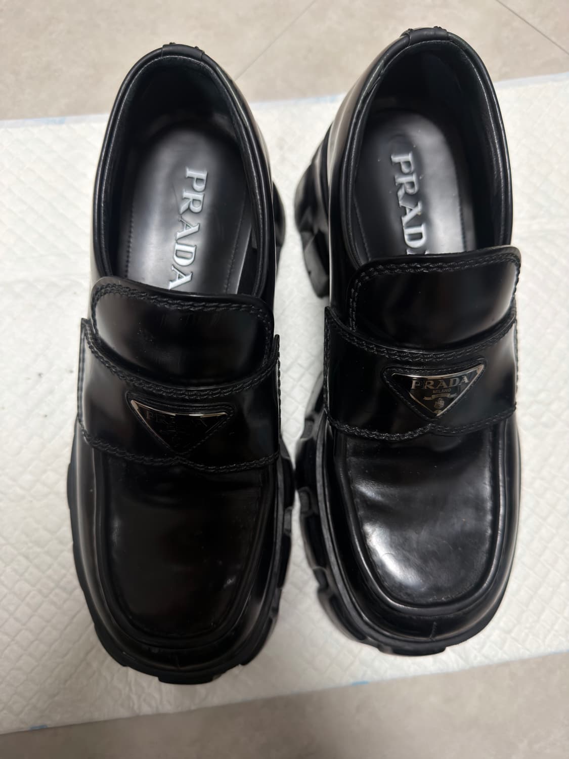 프라다 모놀리스 로퍼 상품이미지3