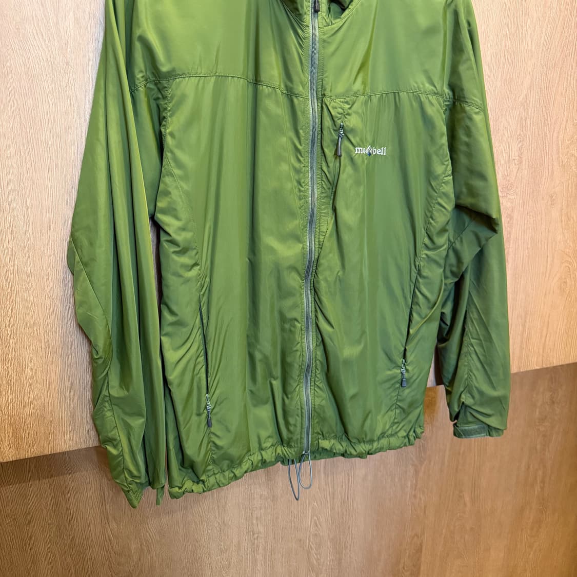 몽벨 바람막이 집업 로고 프린팅 디테일 레귤러핏 그린 상품이미지4