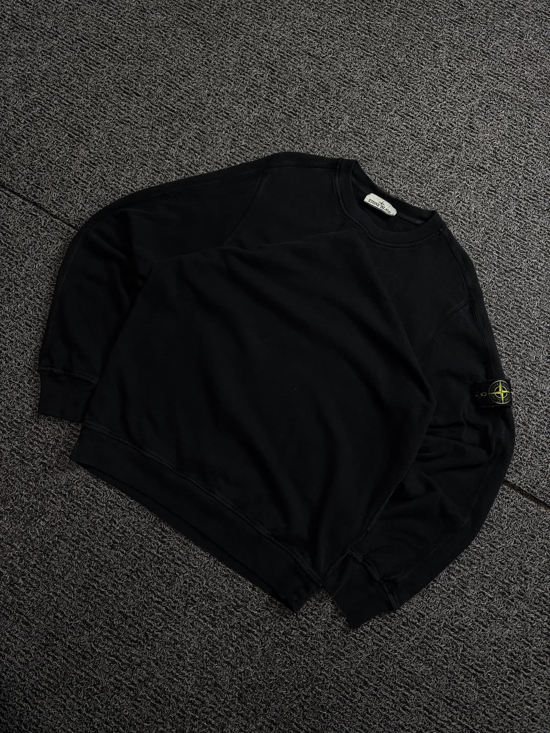 스톤아일랜드 와펜 블랙 가먼트 다이드 스웻 셔츠 1847 상품이미지1