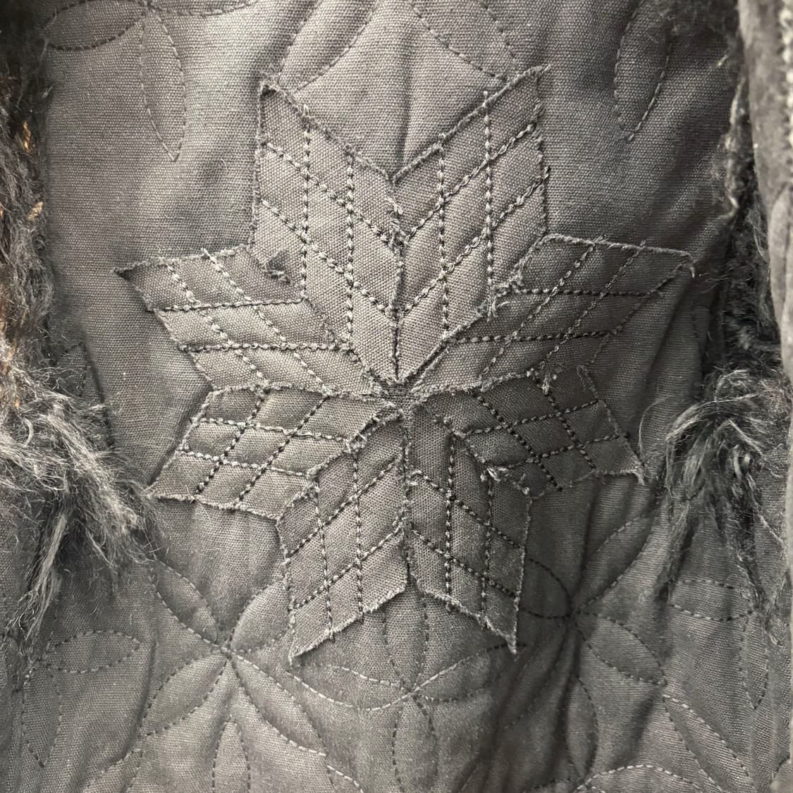 빈티지 퍼 베스트 롱 헤어 텍스처 안감 플라워 자수 패턴 디테일 블랙 상품이미지6