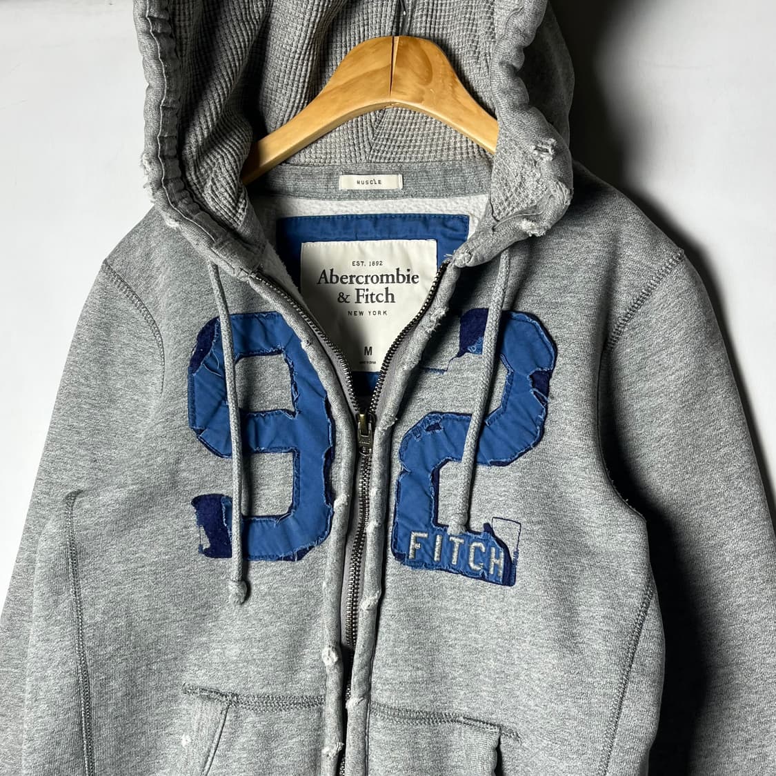 [A&F] 아버크롬비 레터링 자수 커팅디테일 후드집업 상품이미지3