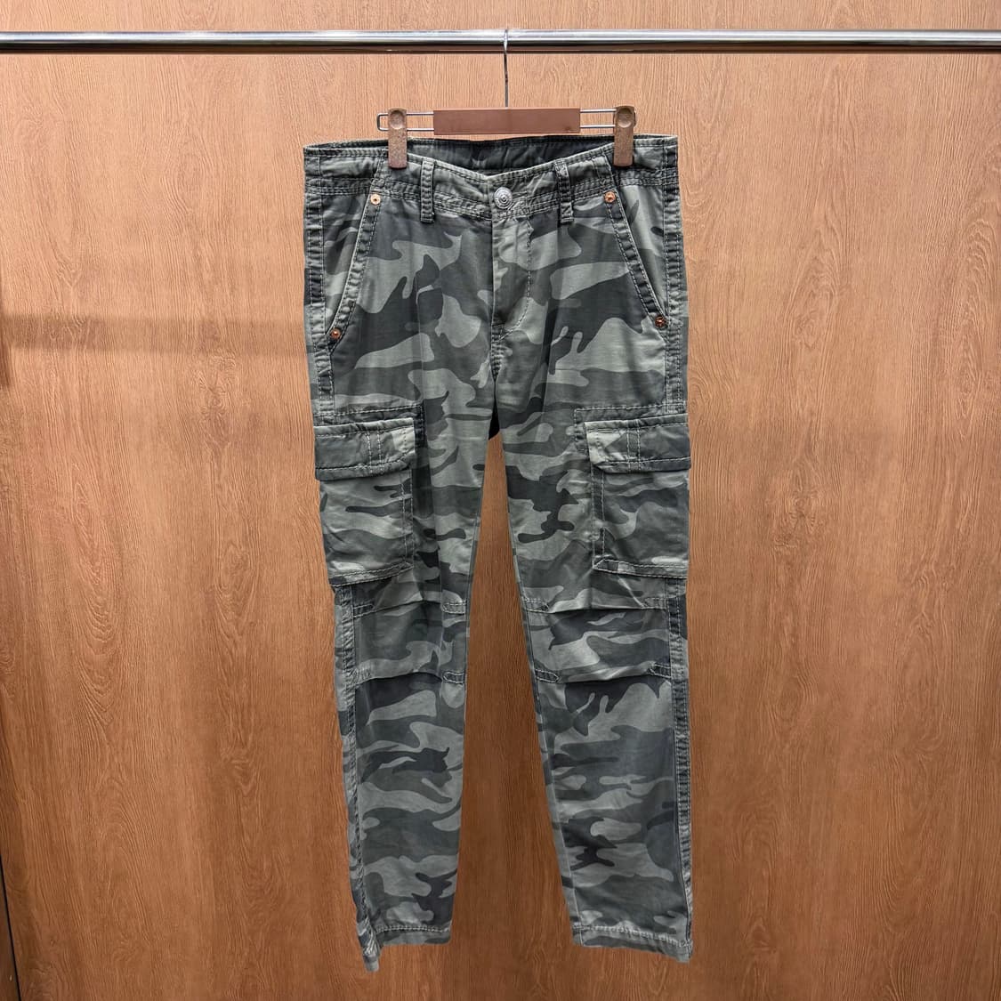 트루릴리젼 카고 팬츠 카모플라쥬 패턴 플랩 포켓 디테일 스트레이트핏 카키 상품이미지2