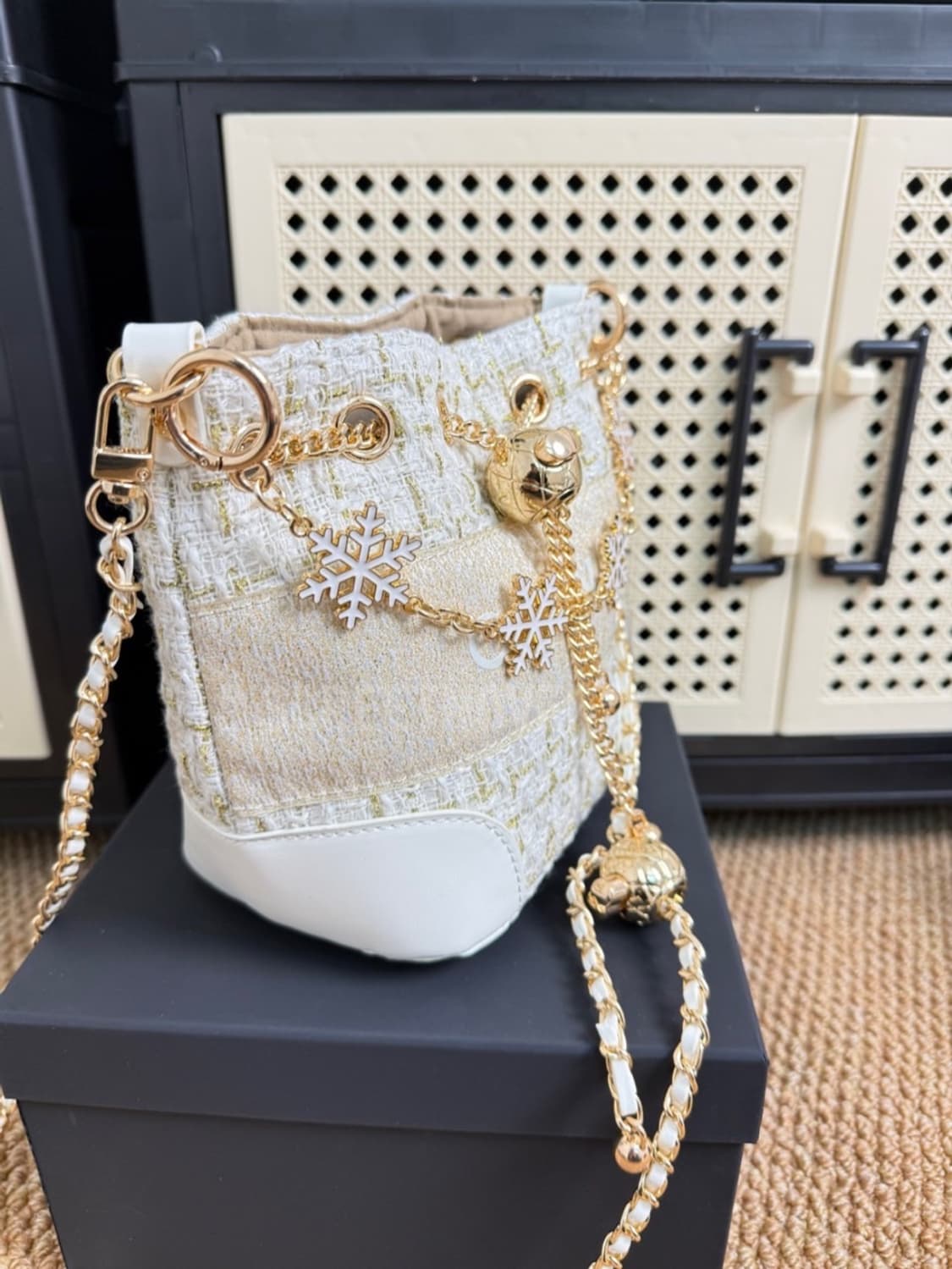 샤넬 홀리데이 화이트 트위드 골드 버킷백 무료배송 상품이미지1