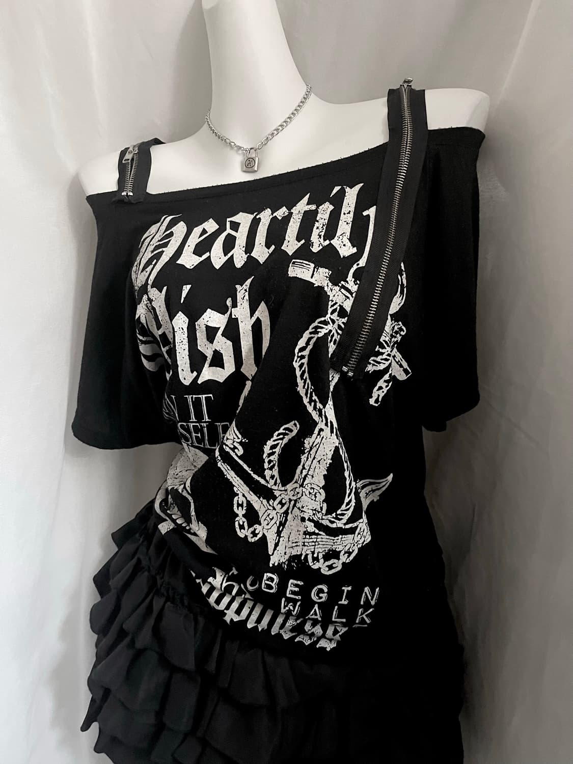 Chu xxx zipper off-shoulder T-shirt 펑크룩 상품이미지2