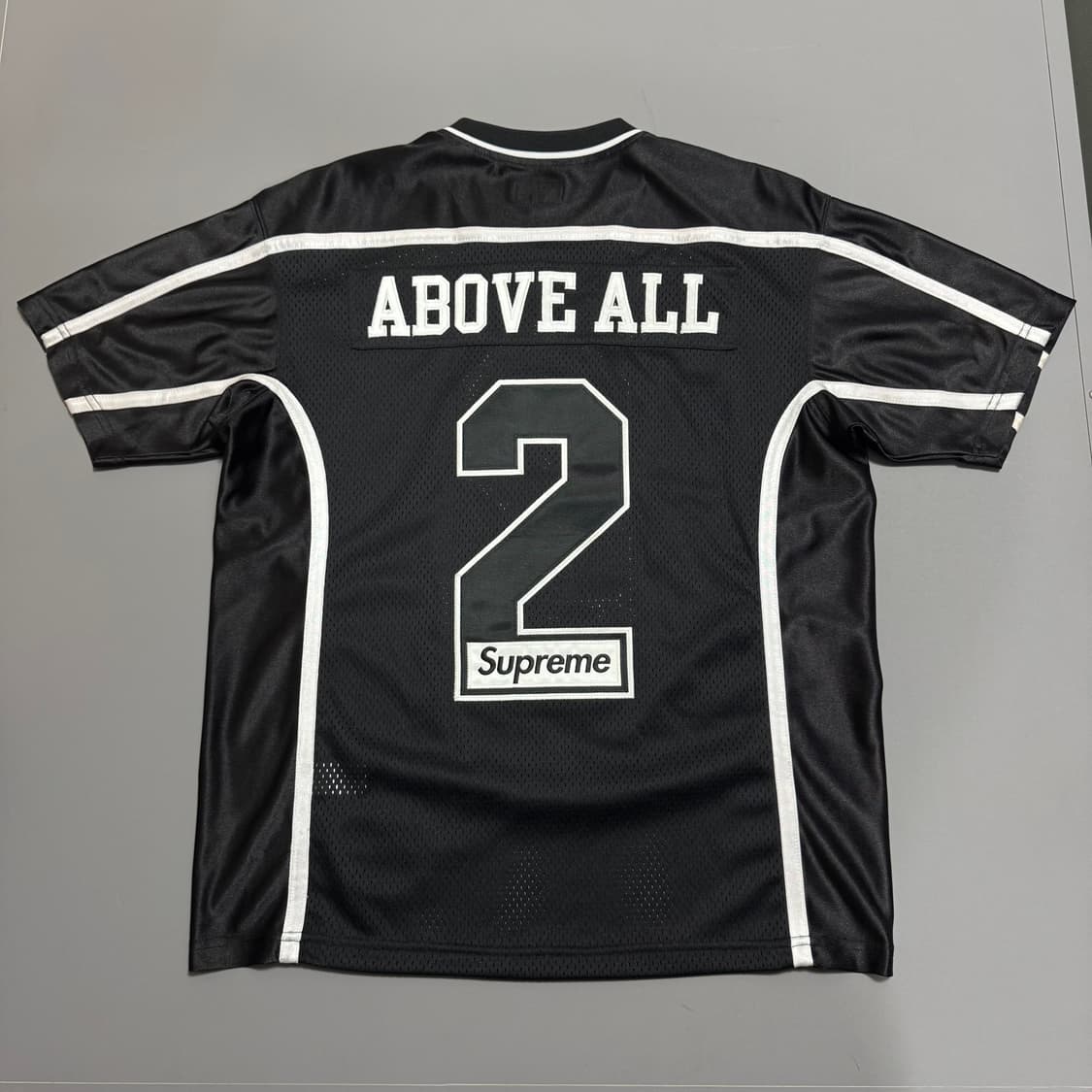 슈프림 21ss week13 블랙컬러 어보브 올 풋볼 매쉬 반팔 상품이미지10