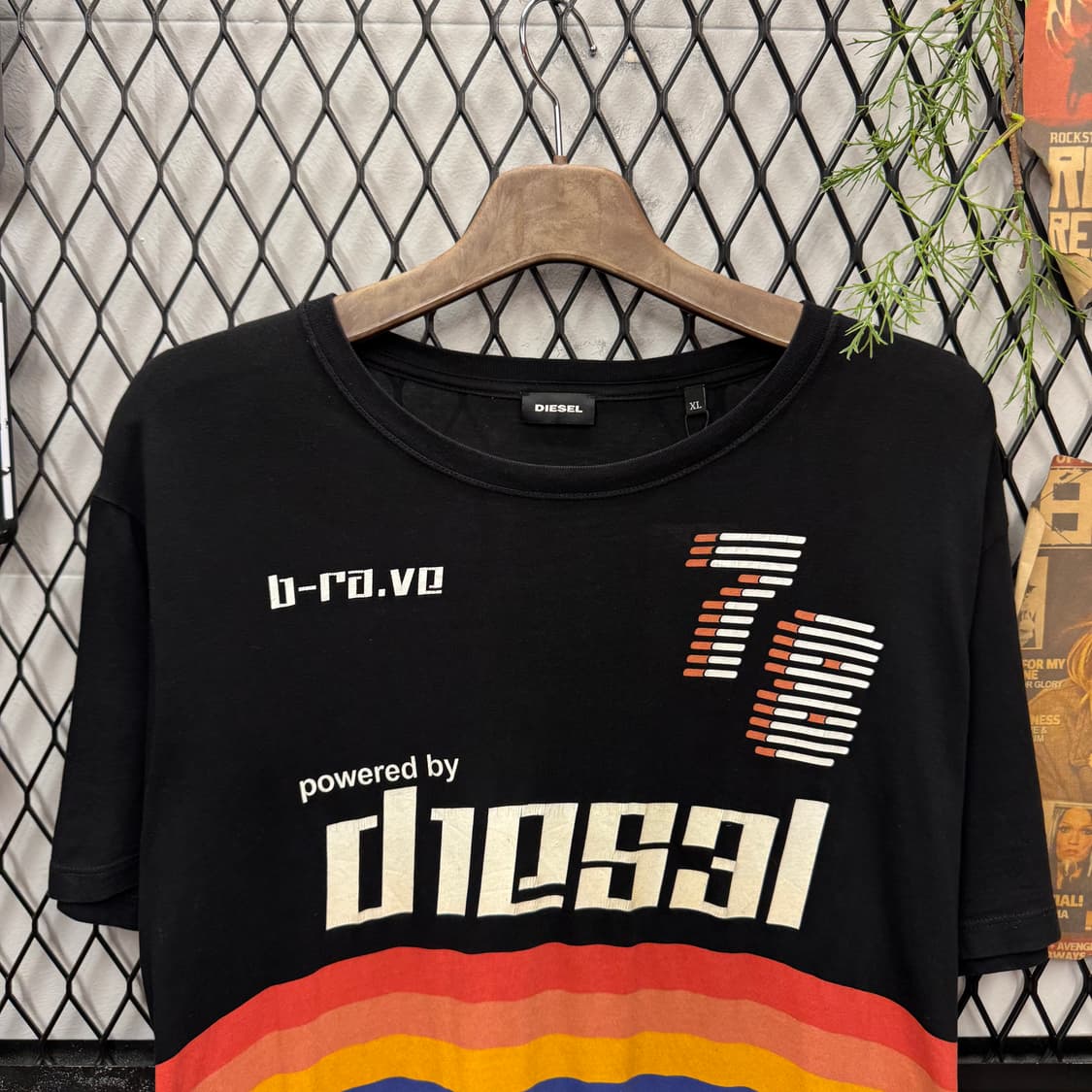 디젤 반팔 티셔츠 전면 레인보우 스트라이프 패턴 포인트 블랙 상품이미지3