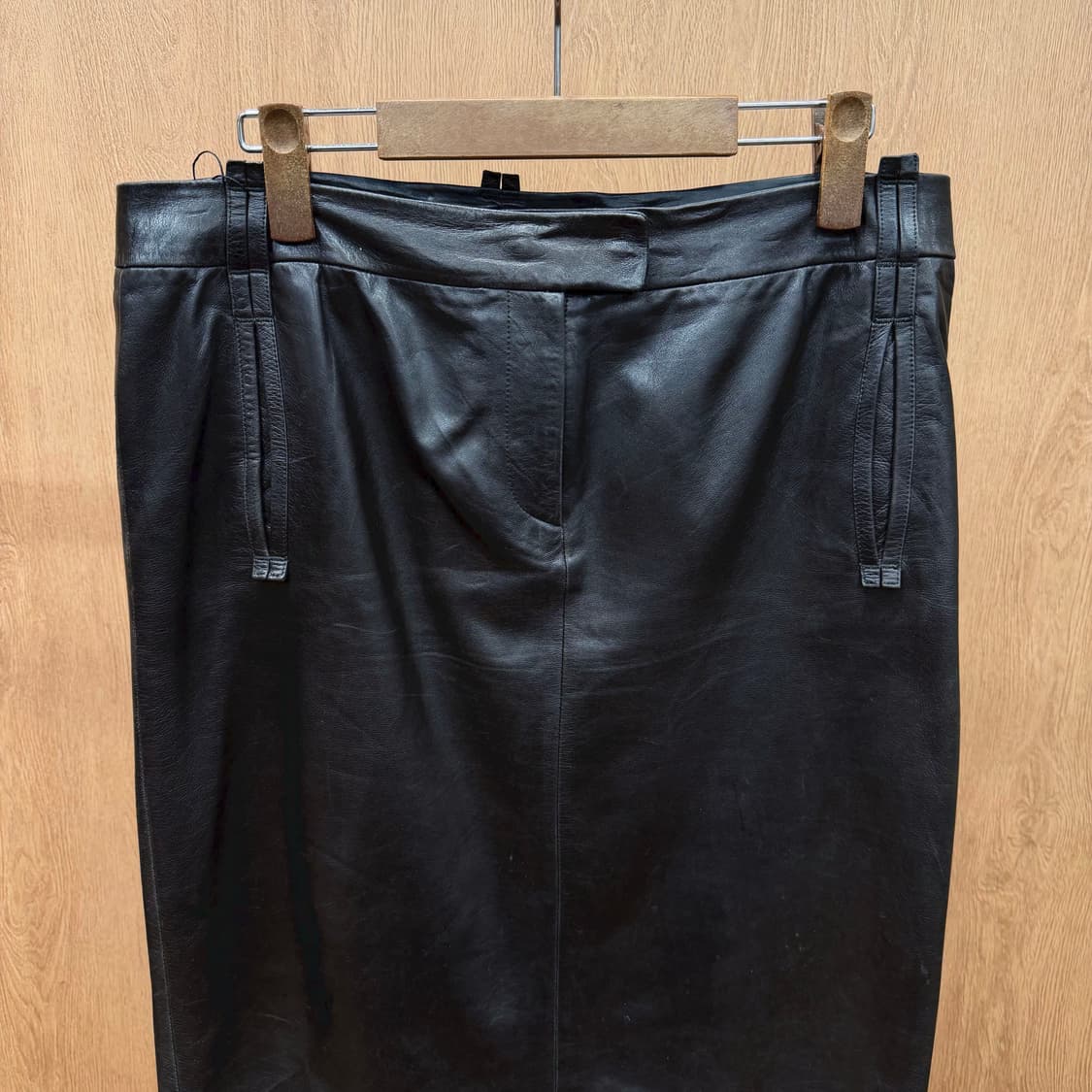 살바토레 페라가모 레더 미디 스커트 사이드 포켓 백 슬릿 디테일 블랙 상품이미지4