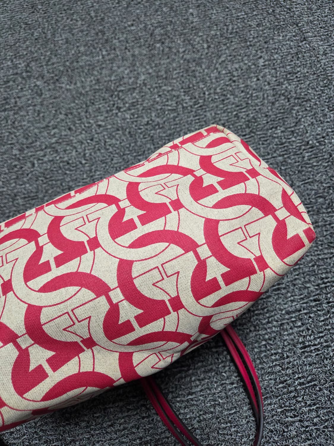 페라가모 간치니 로고 토트백 리브스 상품이미지4