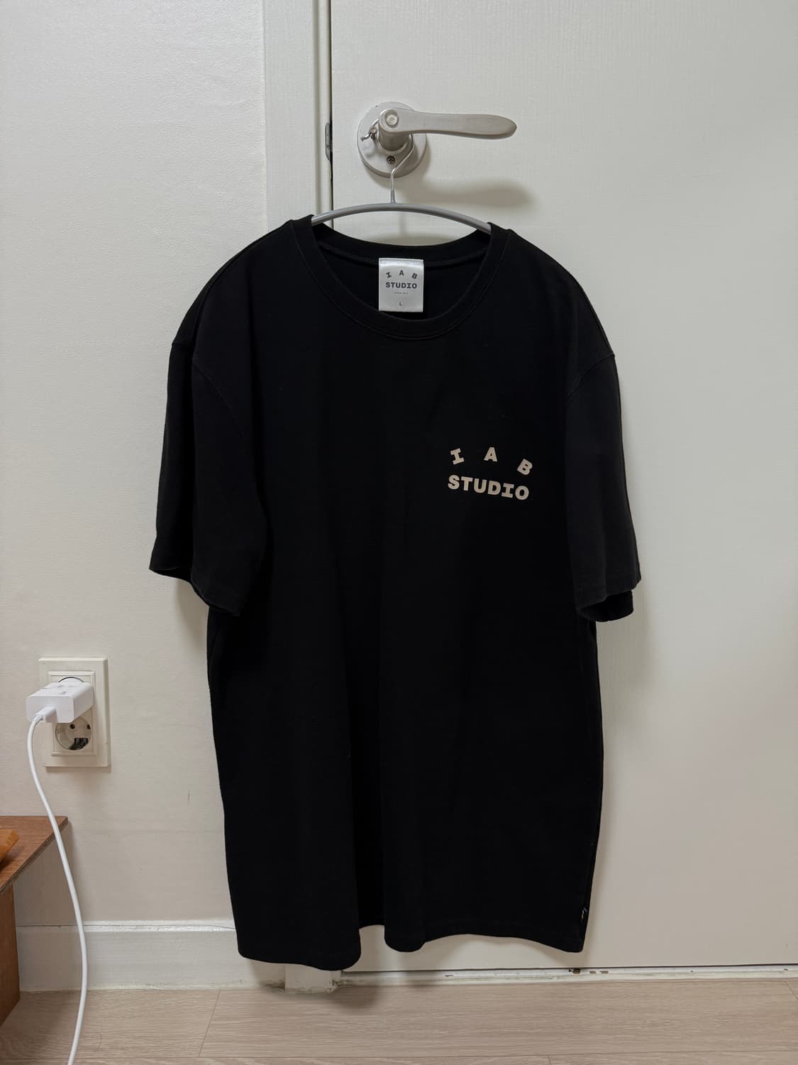 (L) 아이앱스튜디오 블랙 글로우 반팔 티셔츠 상품이미지2