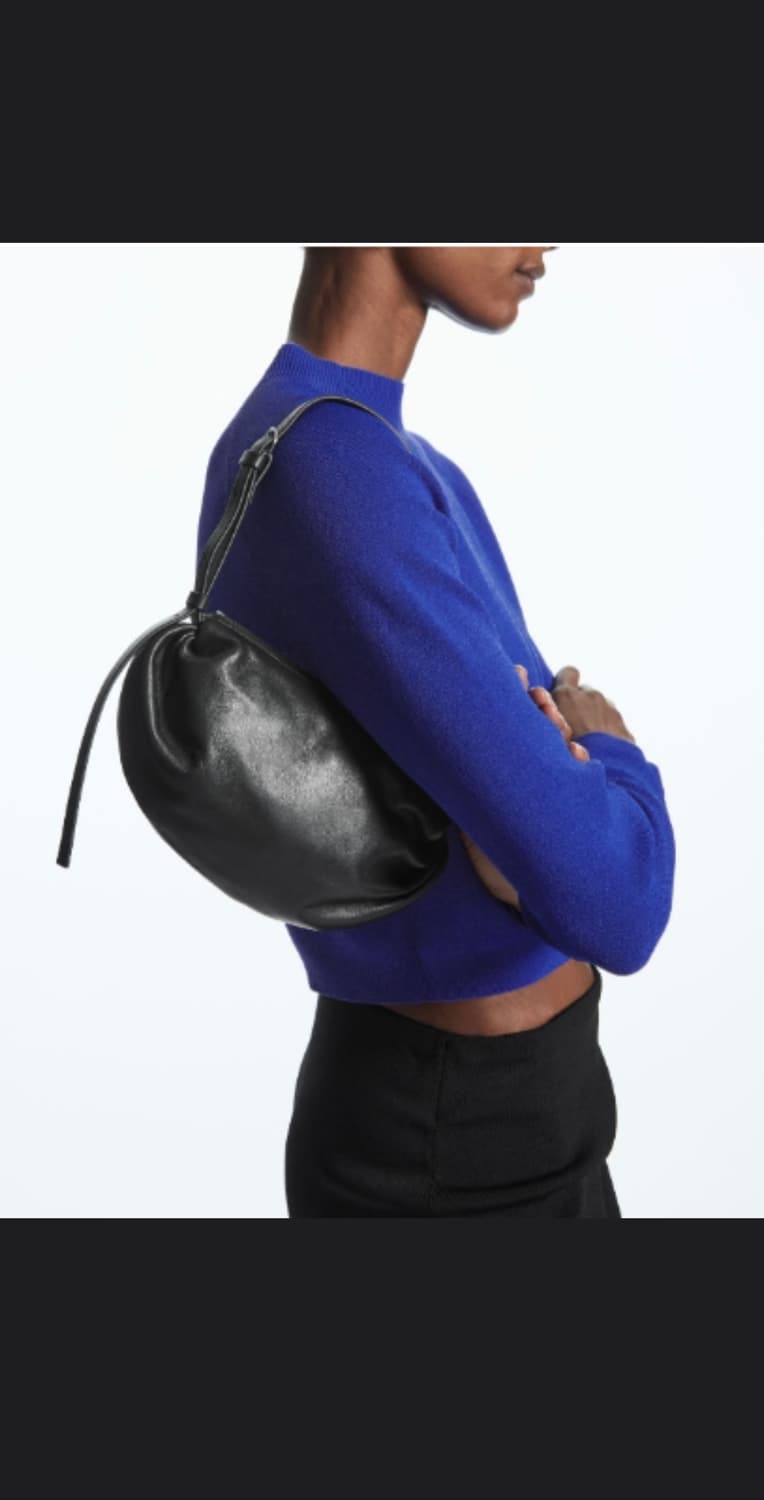 코스 개더드 레더 숄더백 블랙 상품이미지1