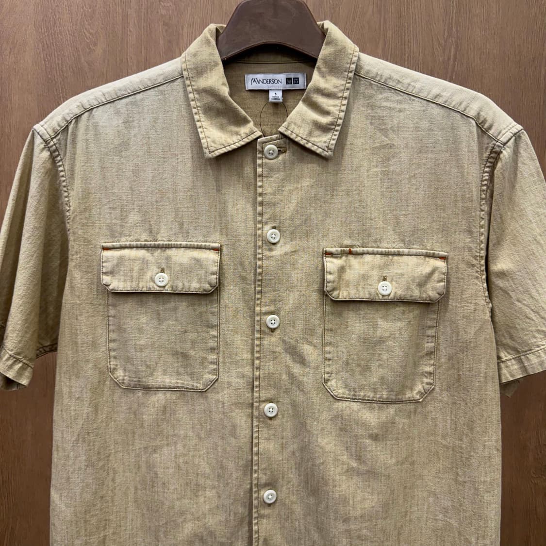 JW앤더슨 유니클로 콜라보 워크 반팔 셔츠 포켓 디테일 레귤러핏 베이지 상품이미지4
