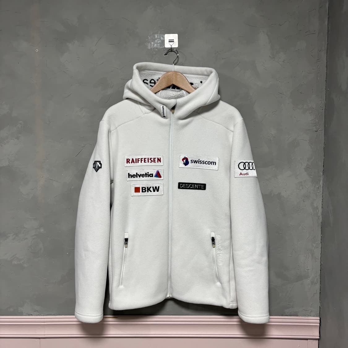 데상트 아우디 스위스 스키팀 플리스 자켓 화이트 상품이미지1