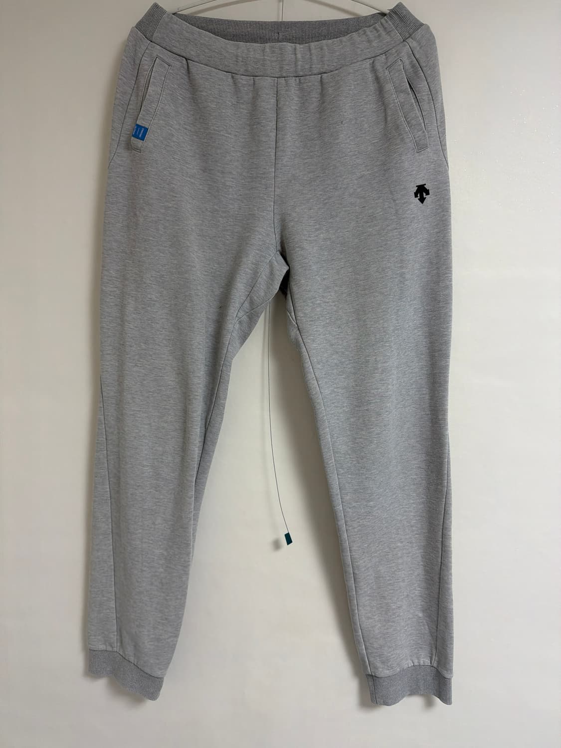 데상트 그레이 슬림핏 조거 트레이닝 팬츠 상품이미지1