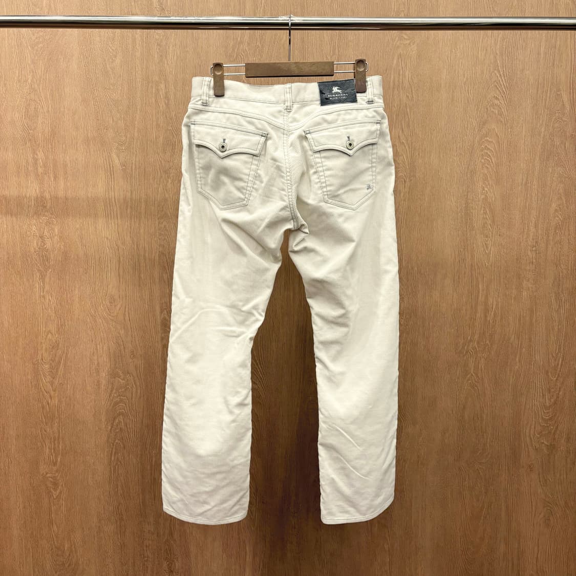 버버리 블랙 라벨 스트레이트 팬츠 골덴 스티치 가죽 패치 디테일 화이트 상품이미지3