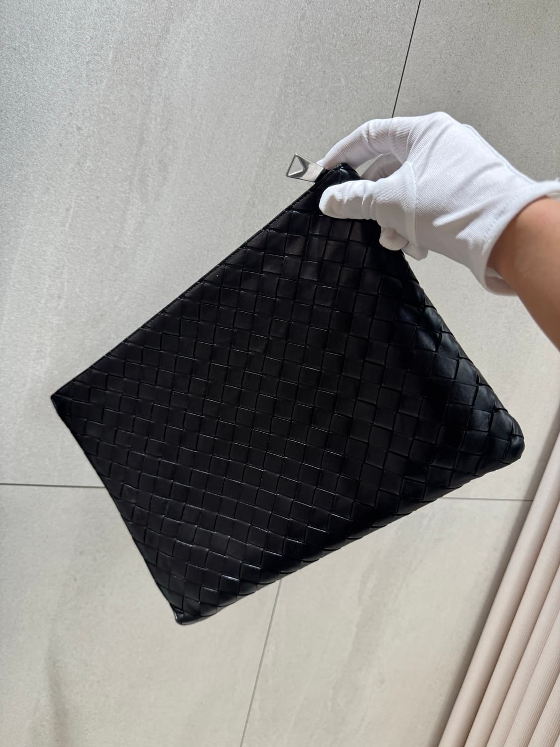 (정품/백화점판) 보테가베네타 클래식 하프 클러치 상품이미지1