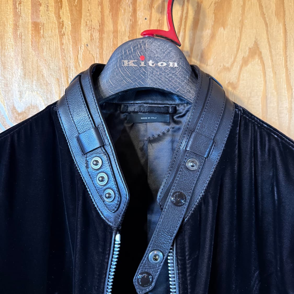 새상품) 톰포드 2024 f/w 시퀸 벨벳 카프레더 보머 자켓 상품이미지3