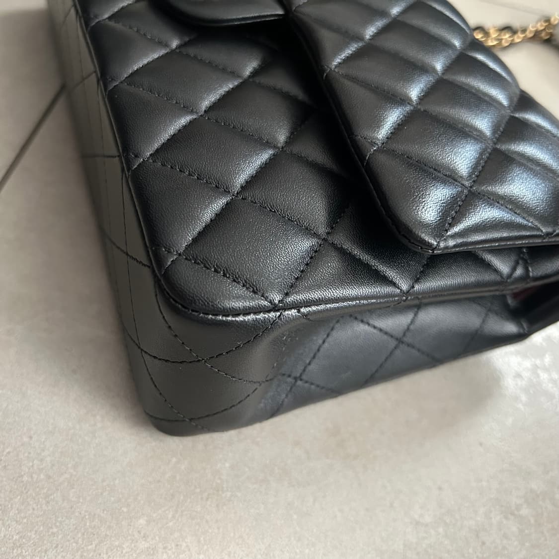 새상품 샤넬 클래식 플랩백11.12 미듐 블랙 24년12월구매 상품이미지2