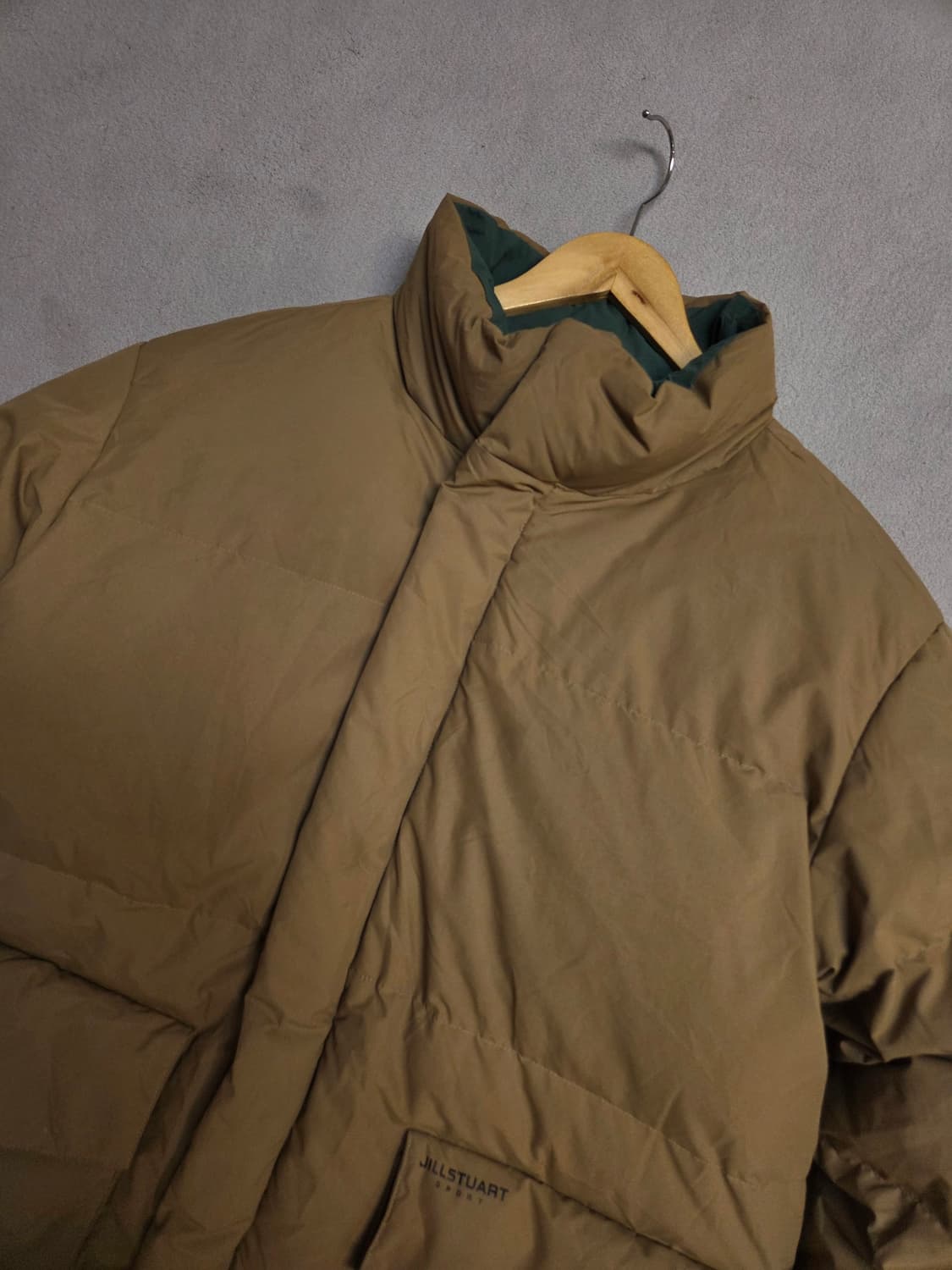 (105)
질스튜어트 세미오버핏 덕다운 양면 패딩 남
 상품이미지3