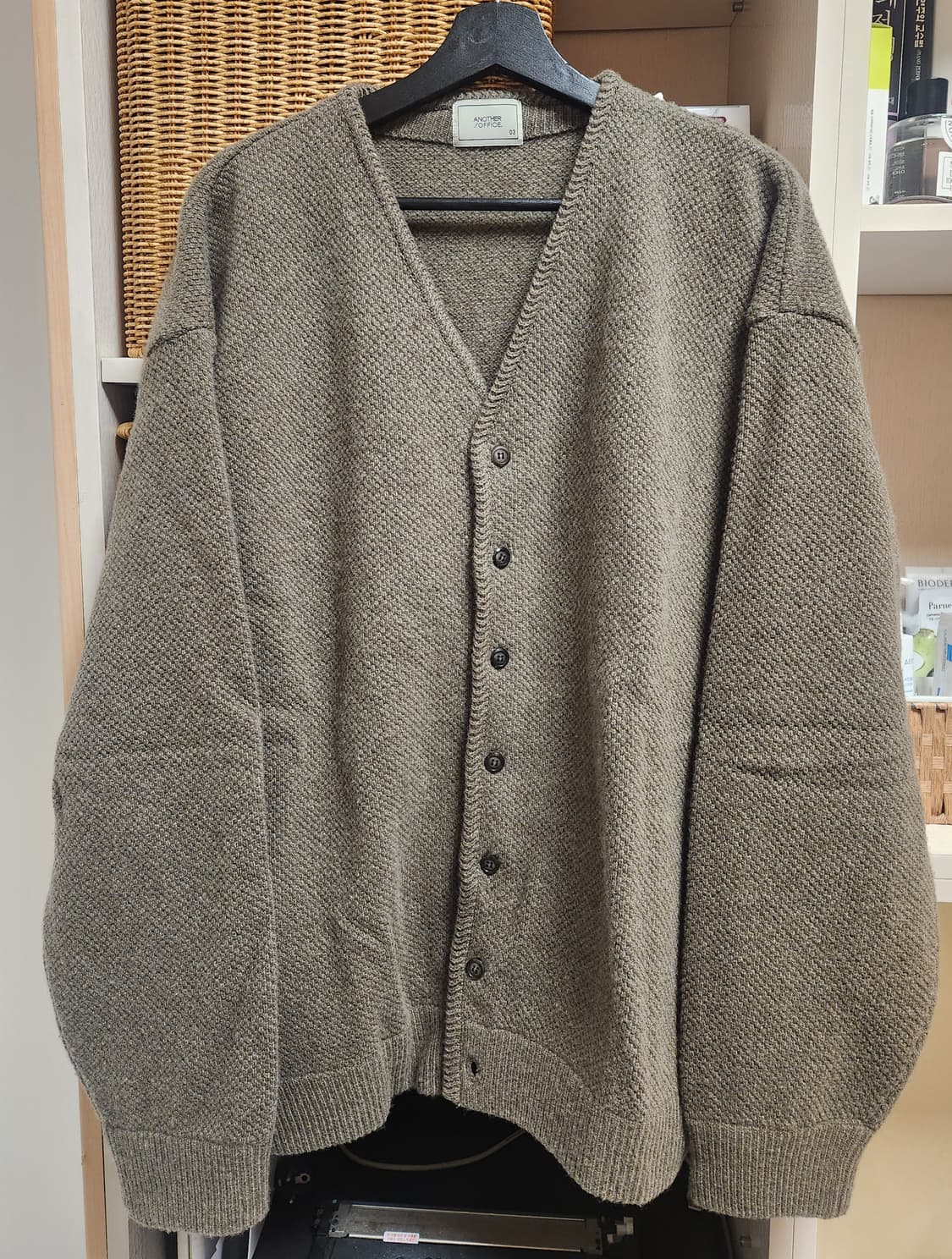 24FW 어나더오피스 모스 스티치 가디건 올리브 3사이즈 팝니다. 상품이미지3