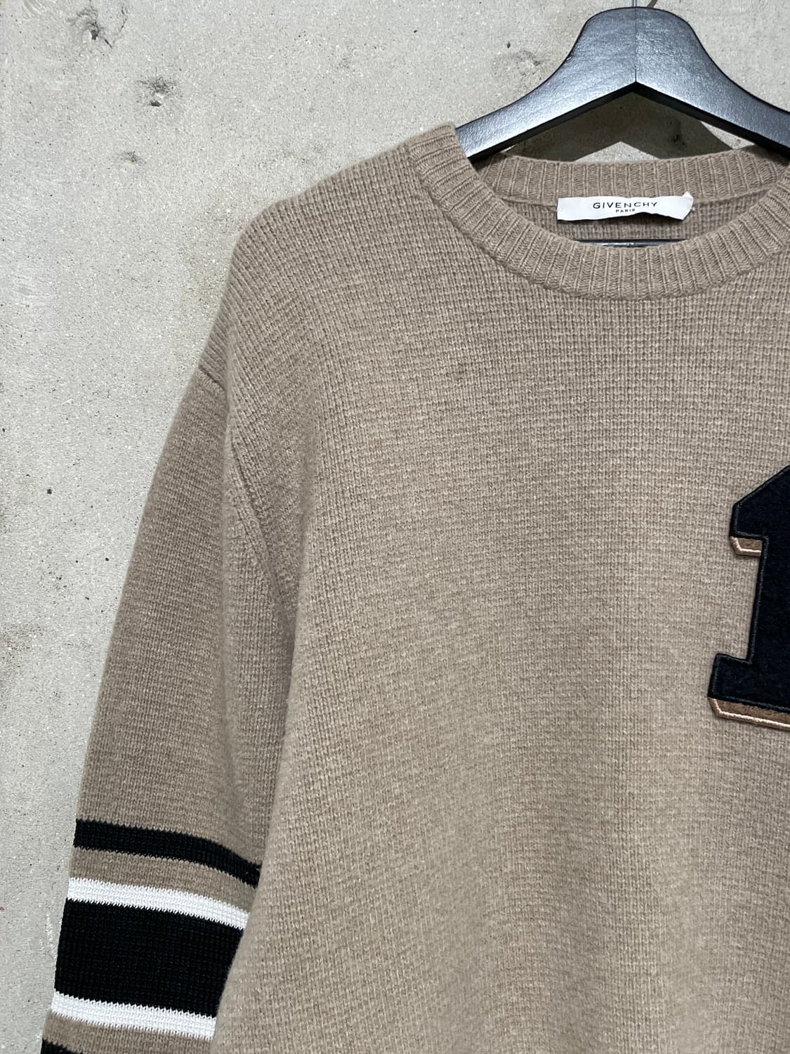 지방시 라이트 브라운 17 패치 스트라이프 스웨터 상품이미지2