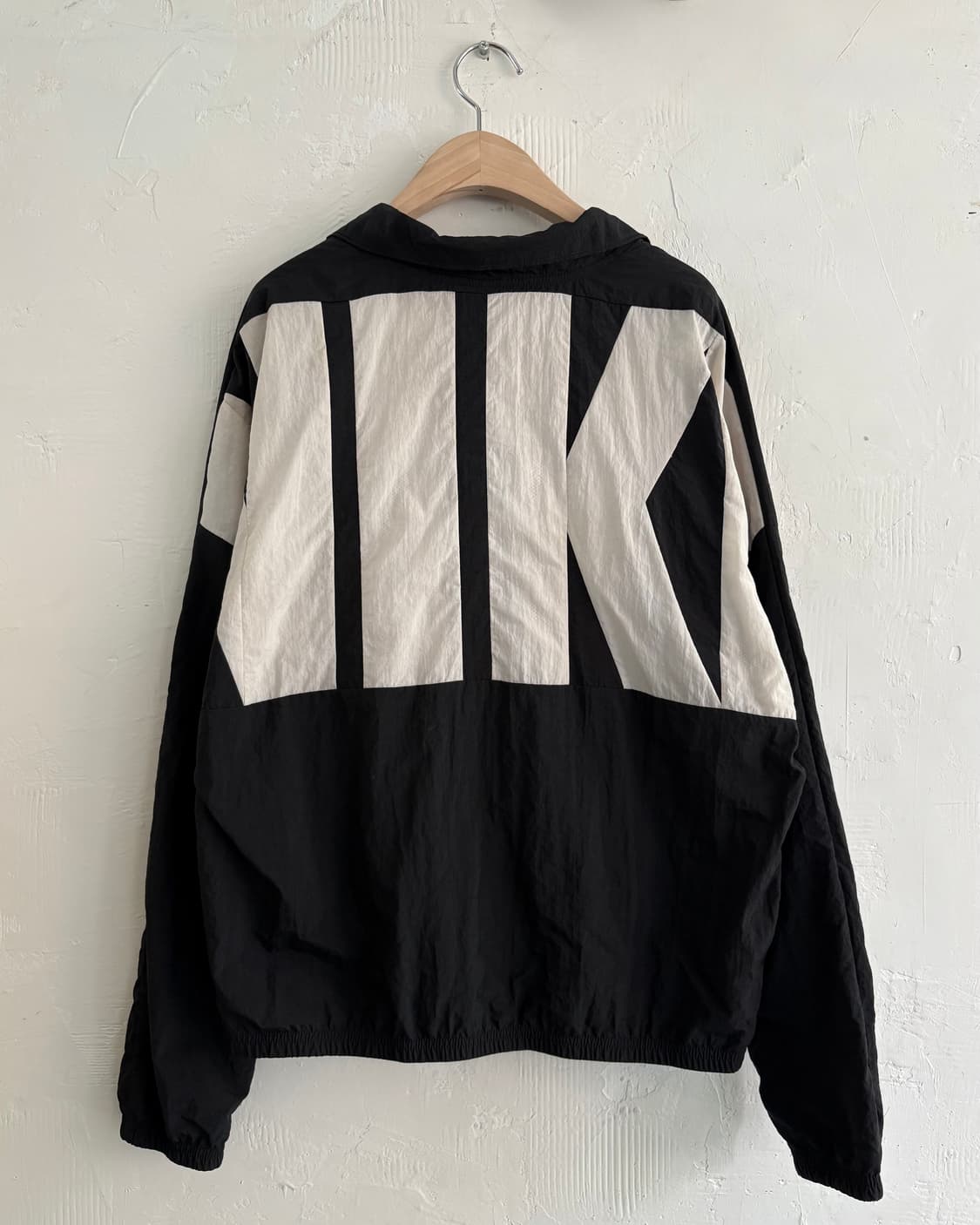 Nike 나이키 블랙컬러 로고 백프린팅 바람막이 자켓 상품이미지4