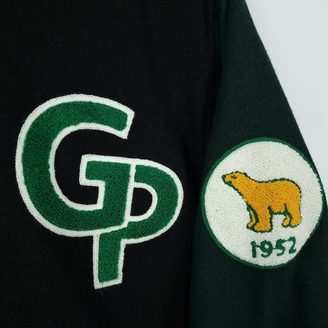 [포엑스알 X 곰표] 로고 자수 패치 바시티자켓 블랙 M18263 상품이미지6