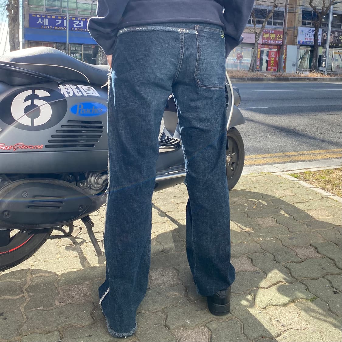 디젤(DIESEL) 데미지드 심 디테일 데님 팬츠 상품이미지3