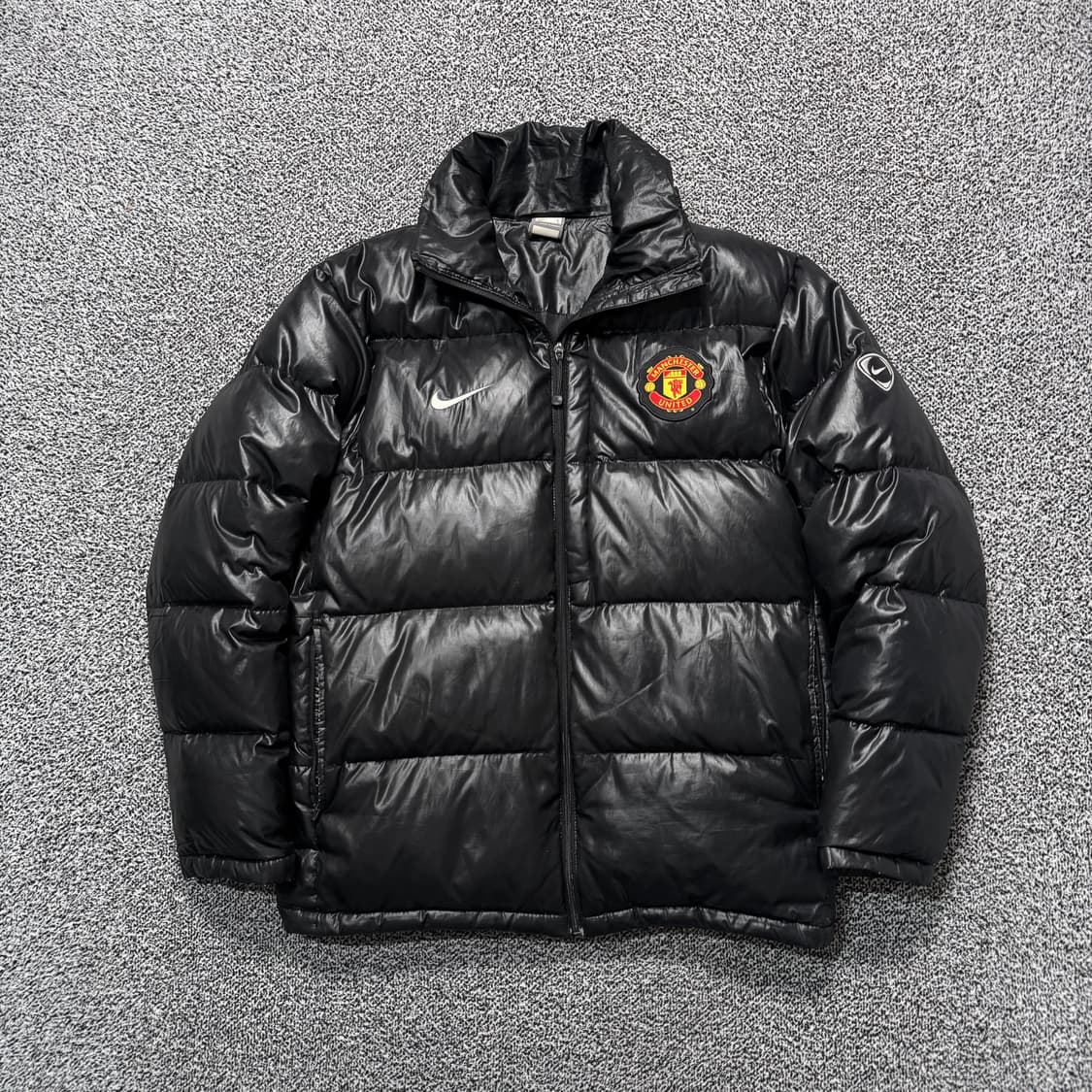 Name : 나이키 맨유 팀로고 블랙컬러 후드탈부착 유광 덕다운 패딩  상품이미지2