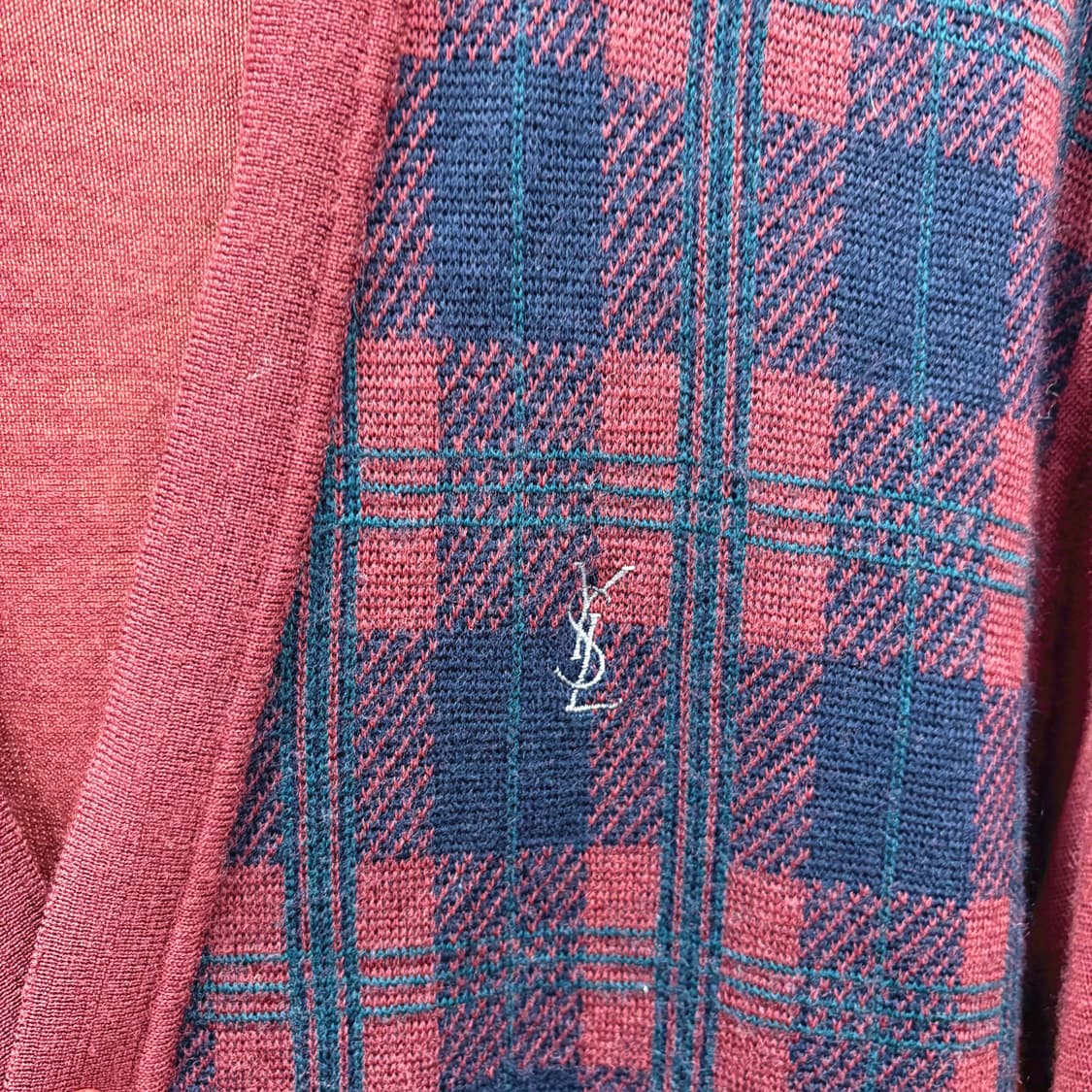 입생로랑 딥 브이넥 긴팔 가디건 네이비 체크 패턴 디테일 버건디 상품이미지6