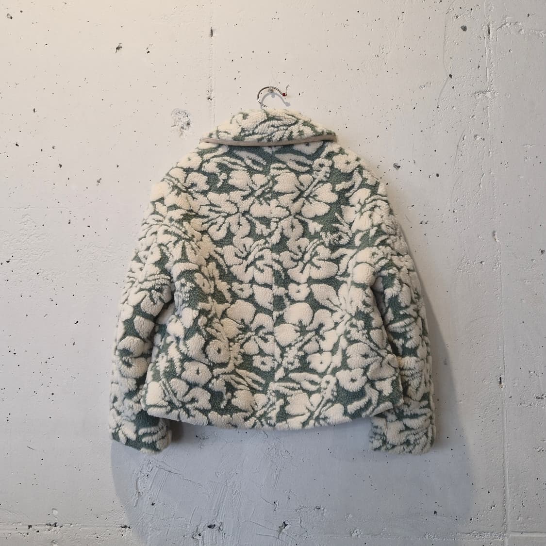 써스데이 아일랜드 플라워 패턴 숏 기장 뽀글이 모 자켓 상품이미지5