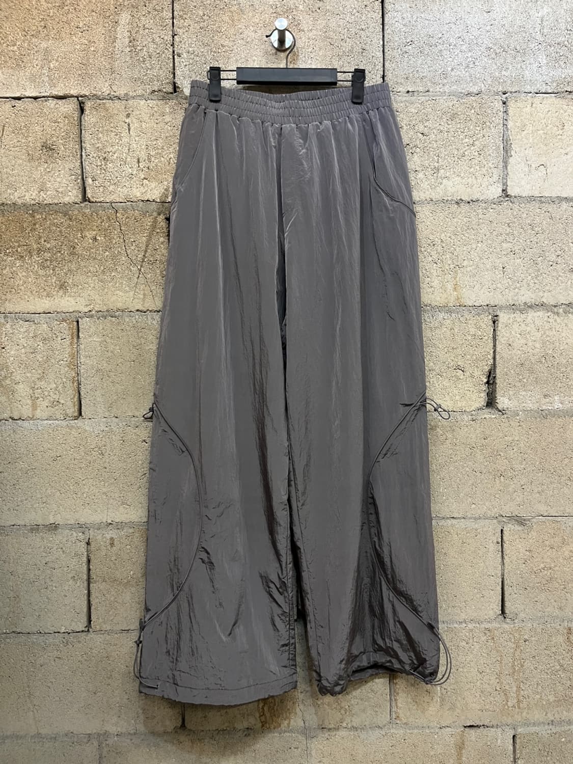 쿠어 커브드 파이핑 드로스트링 트랙 팬츠 상품이미지1