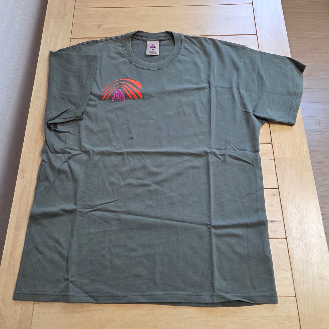 L 나이키 acg 프린팅 반팔티 자수로고 카키 144 상품이미지3