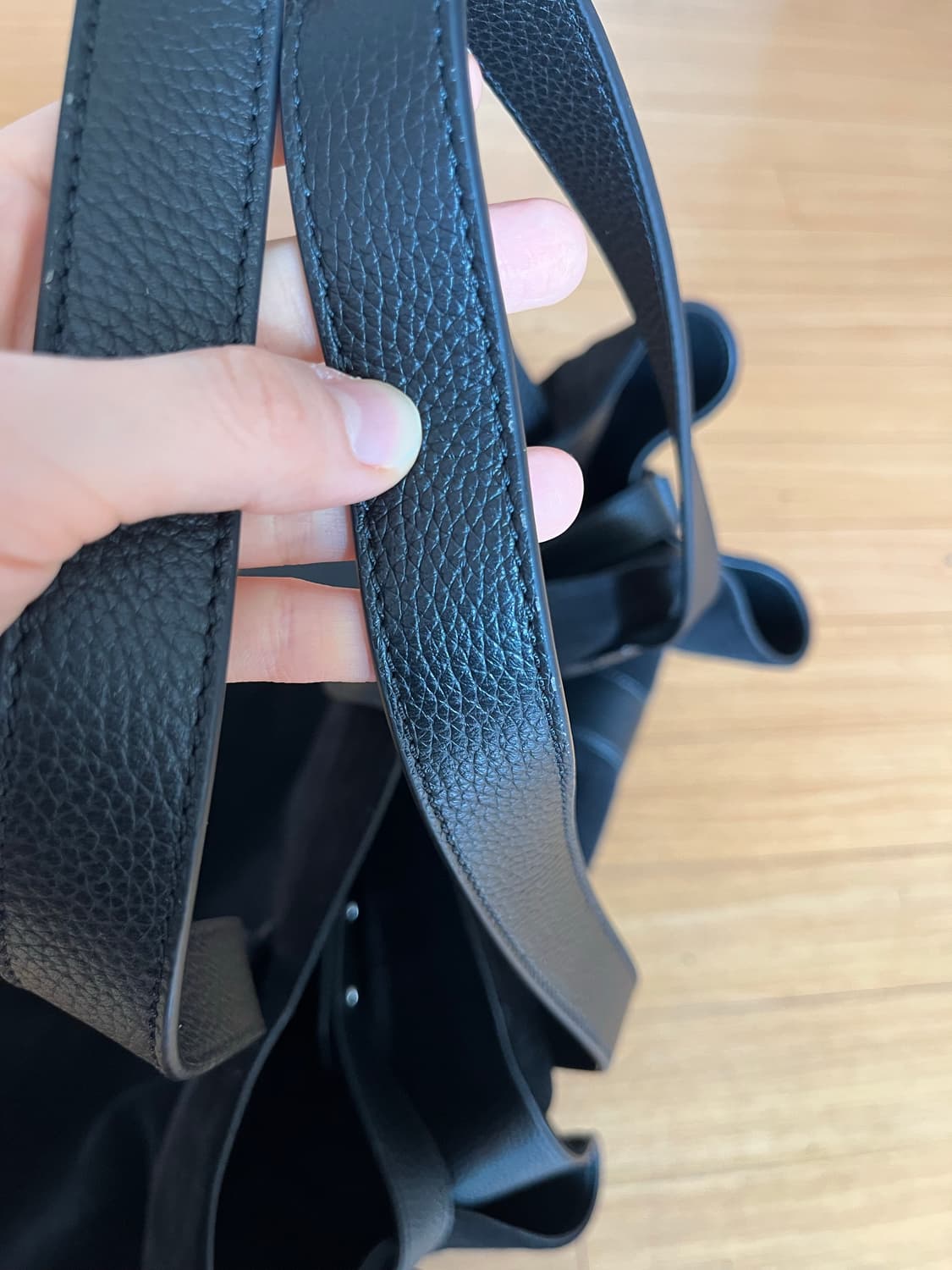 코스 위켄더 토트백(블랙 스웨이드 리얼레더) 상품이미지4