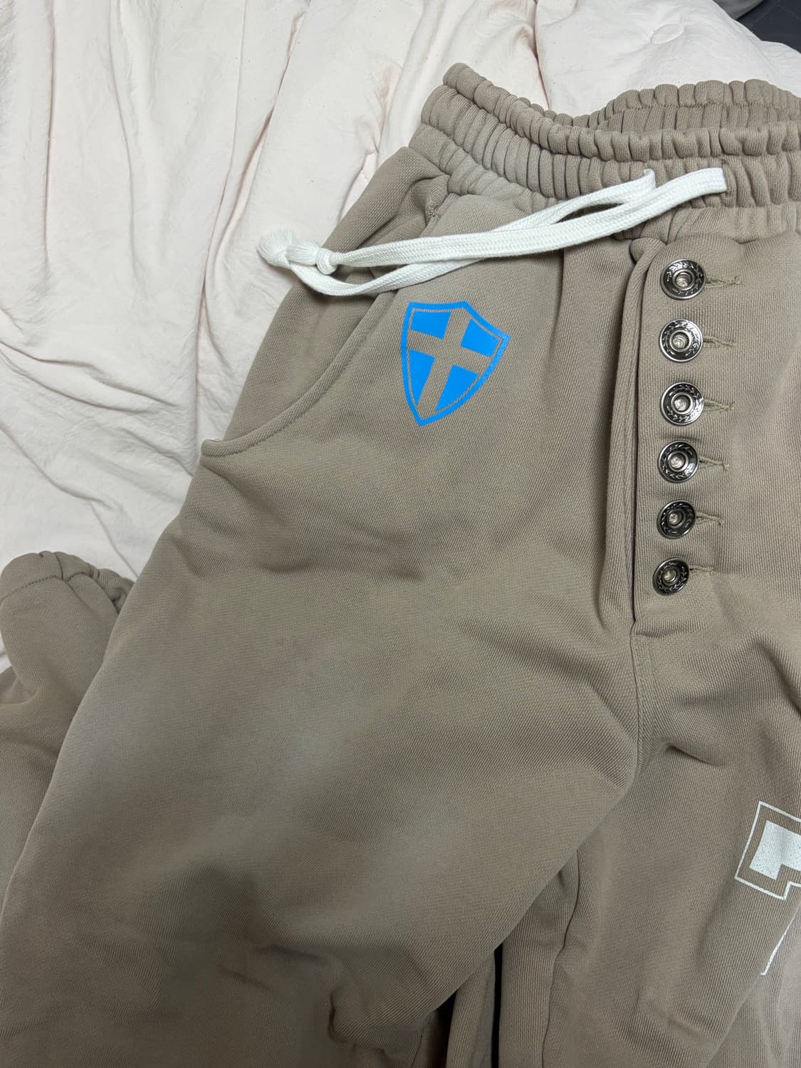 샵페어리 버튼 스웻 팬츠 코코아 상품이미지2