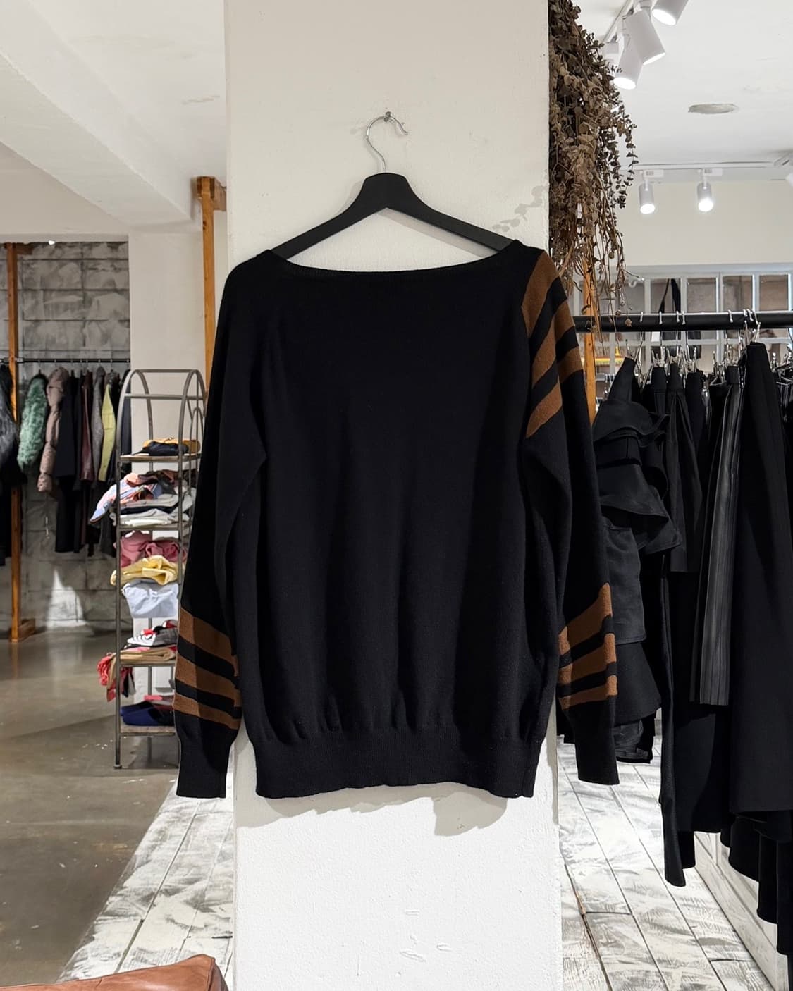 프라다 블랙 14fw 배색 딥 브이넥 니트 상품이미지6