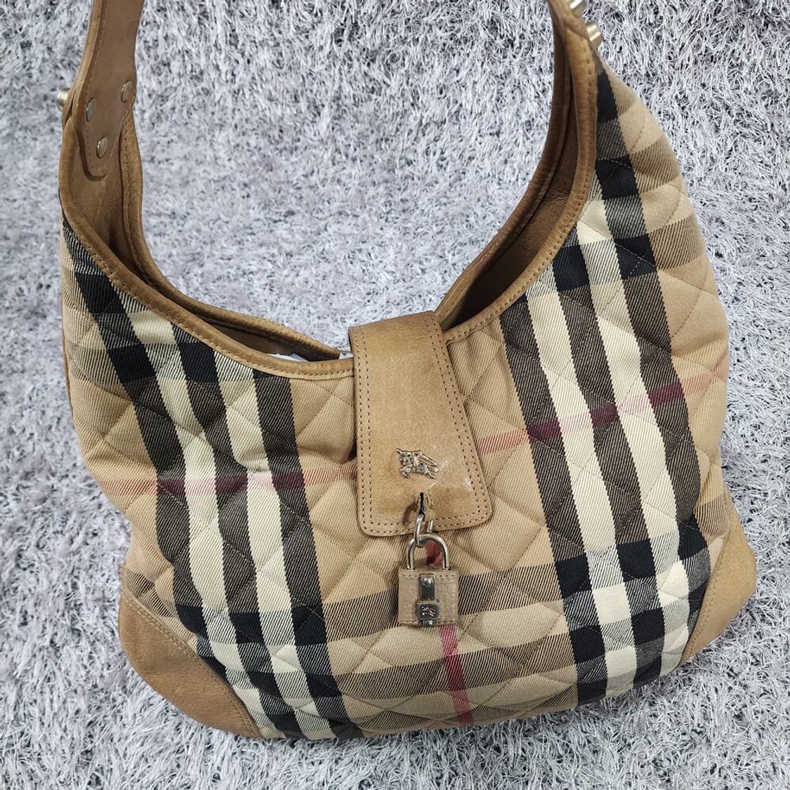 버버리 자가드 체크 숄더백 상품이미지3
