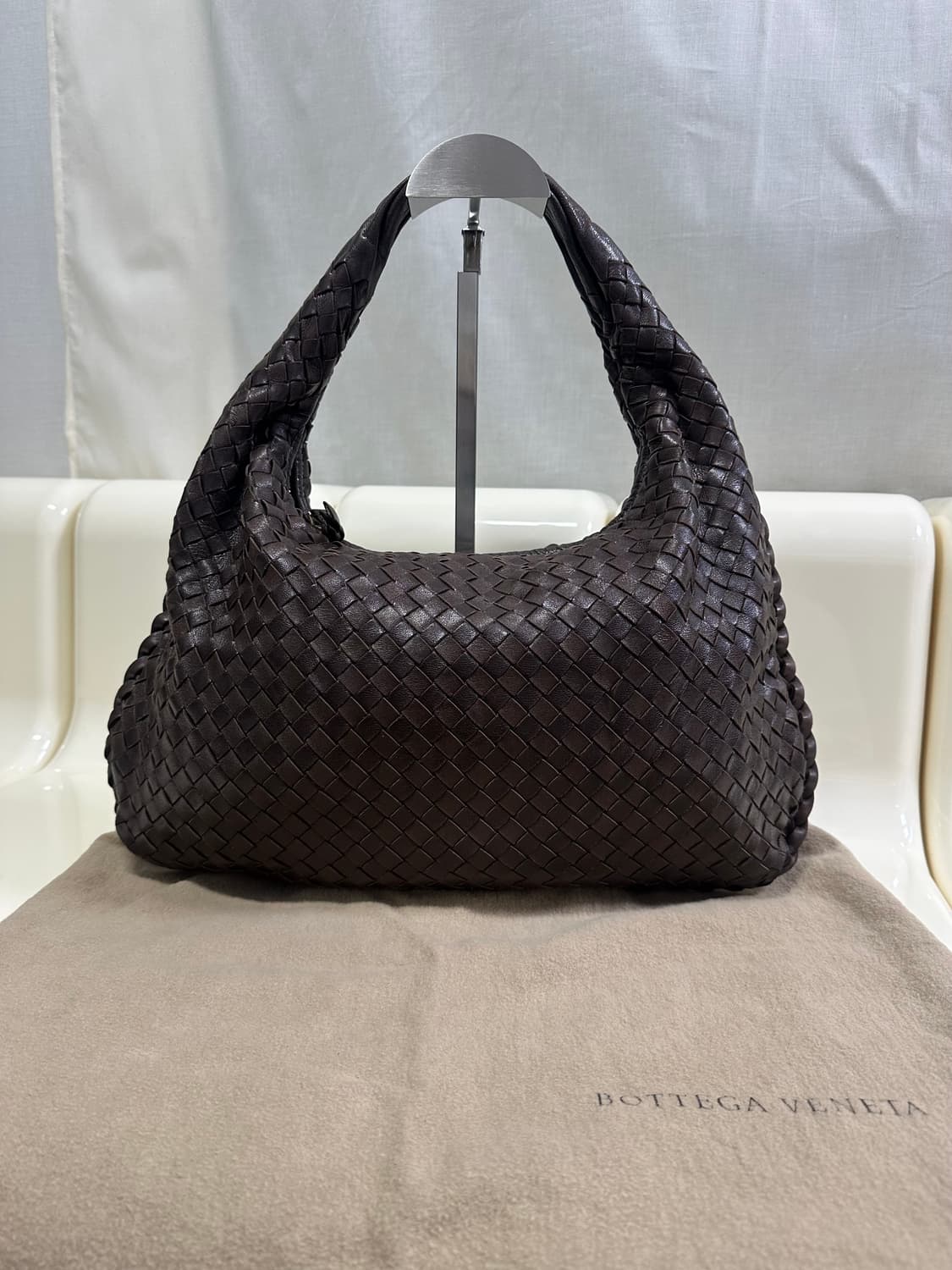 [A 정품] 보테가베네타 호보백 스몰 다크브라운 상품이미지1