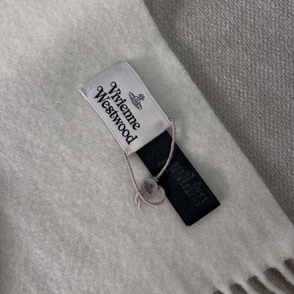 비비안 웨스트우드 자수로고 울 화이트 머플러  상품이미지4