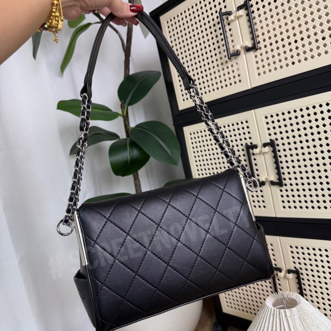 26신상 샤넬뷰티 VIP 플랩체인 램스킨 숄더 호보백 상품이미지7