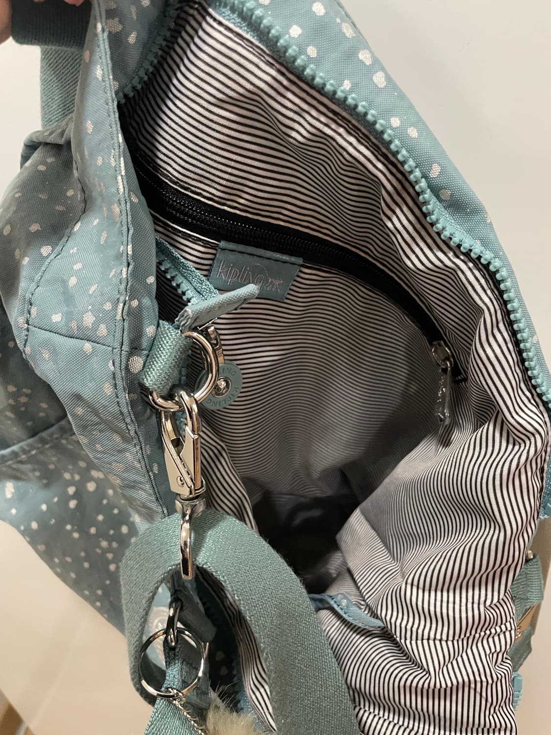 (새제품) 키플링 토트백 하늘색 희귀 고릴라 키링 포함 상품이미지5