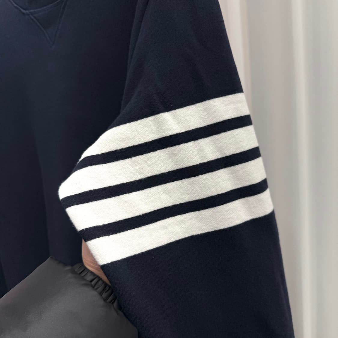 [5] 톰브라운 사선완장 맨투맨 네이비 상품이미지4