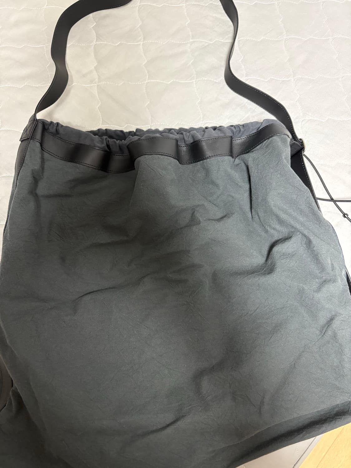 해칭룸 벨트백 챠콜색상 상품이미지1