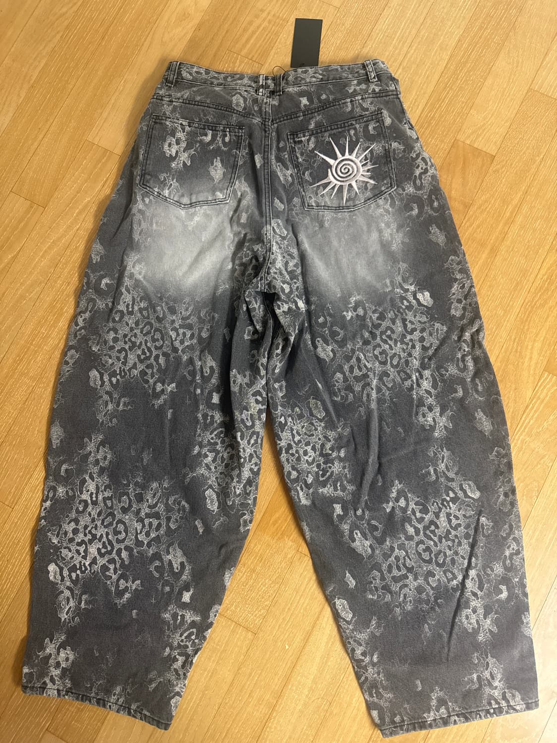 이지노이지 썬 패치 레오파드 벌룬 데님 팬츠 - 블랙 상품이미지3