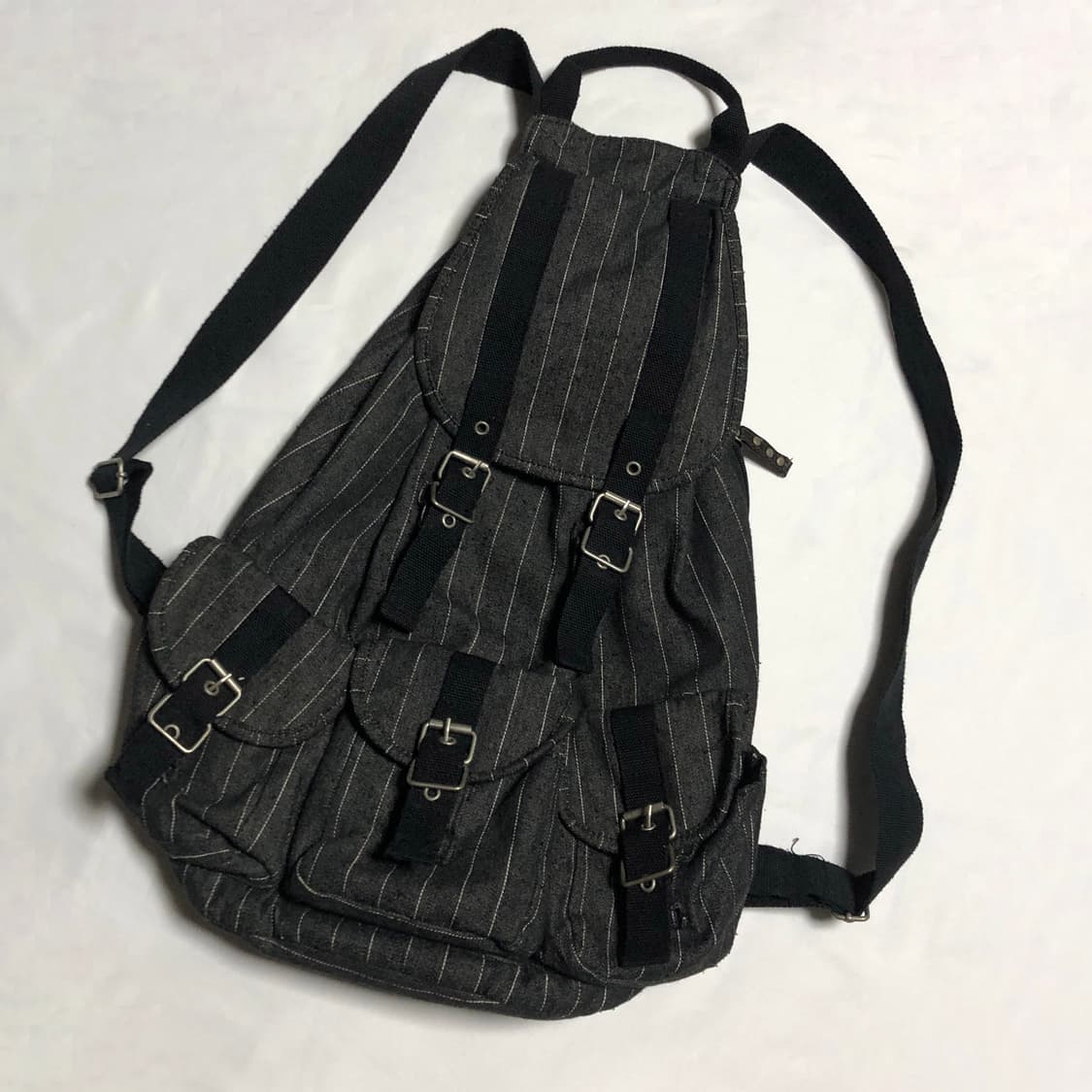 스트라이프 쓰리 포켓 백팩 그레이 상품이미지2