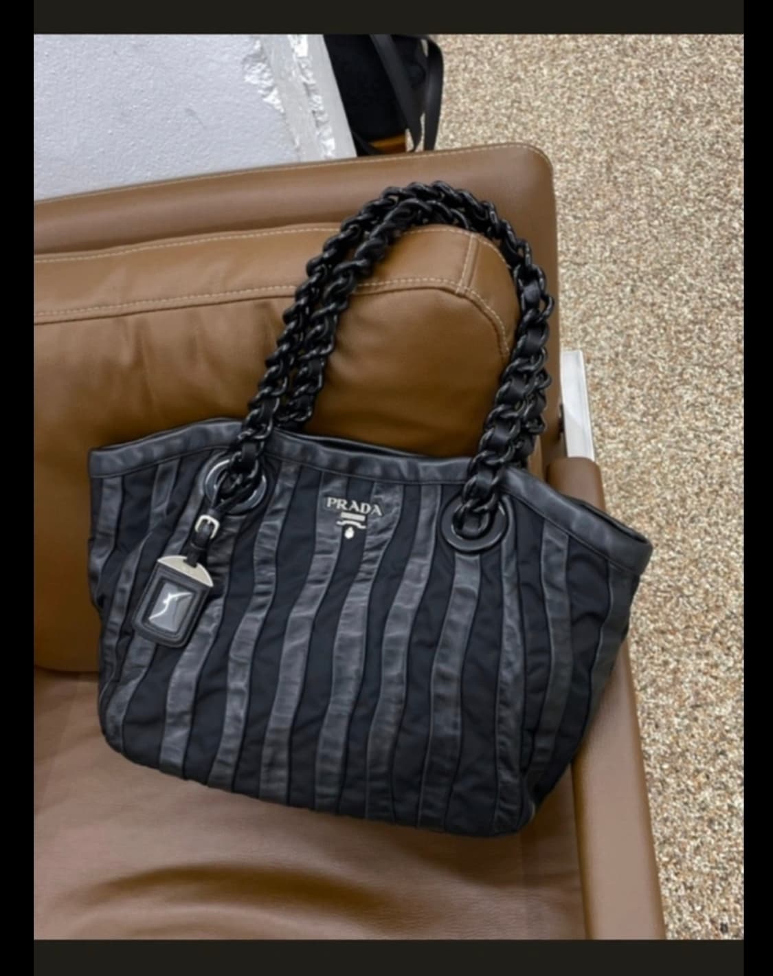 프라다 퀼팅 체인 쇼퍼백 상품이미지1