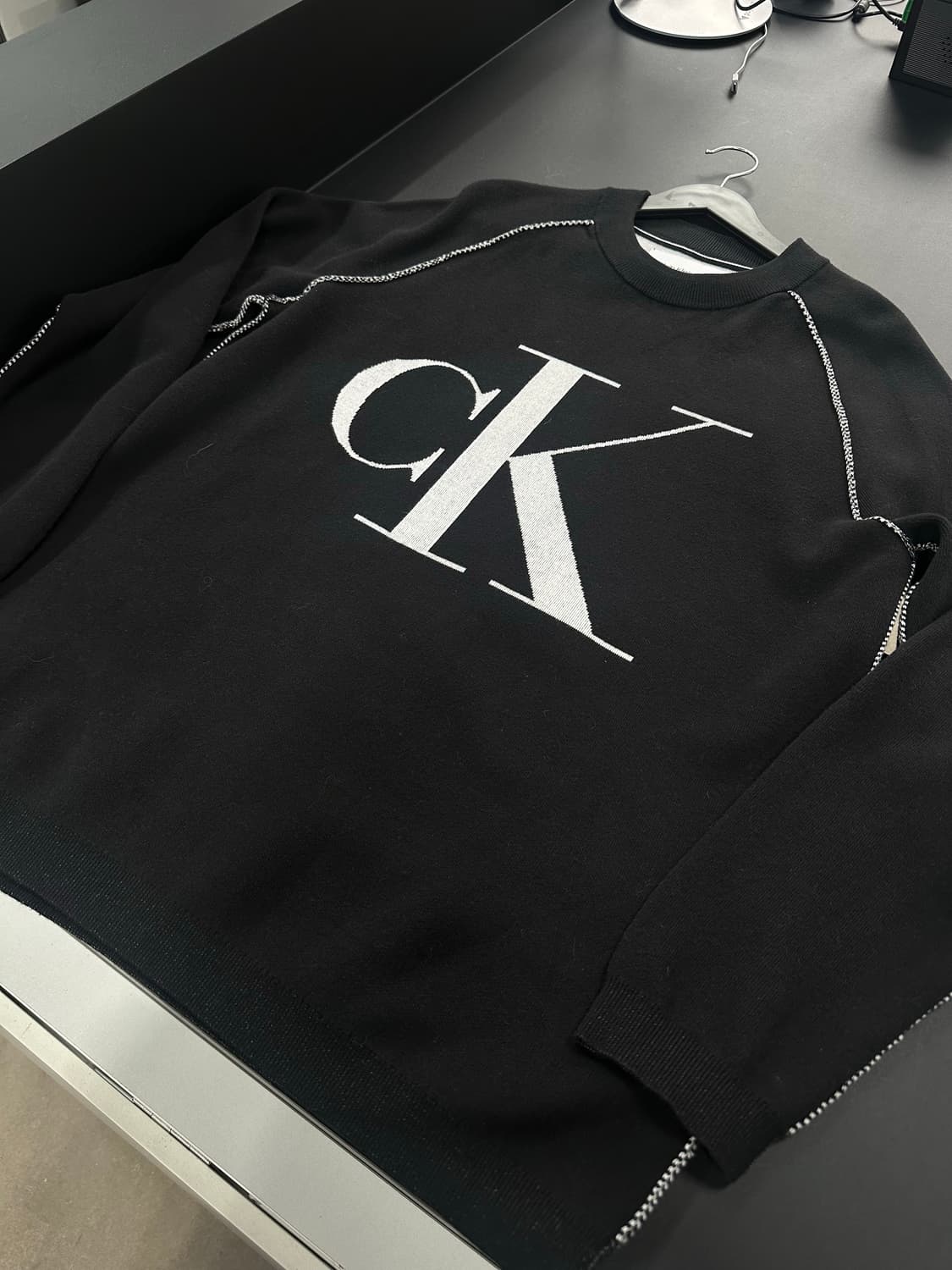 캘빈클라인 아웃라인 빅로고 니트 상품이미지5