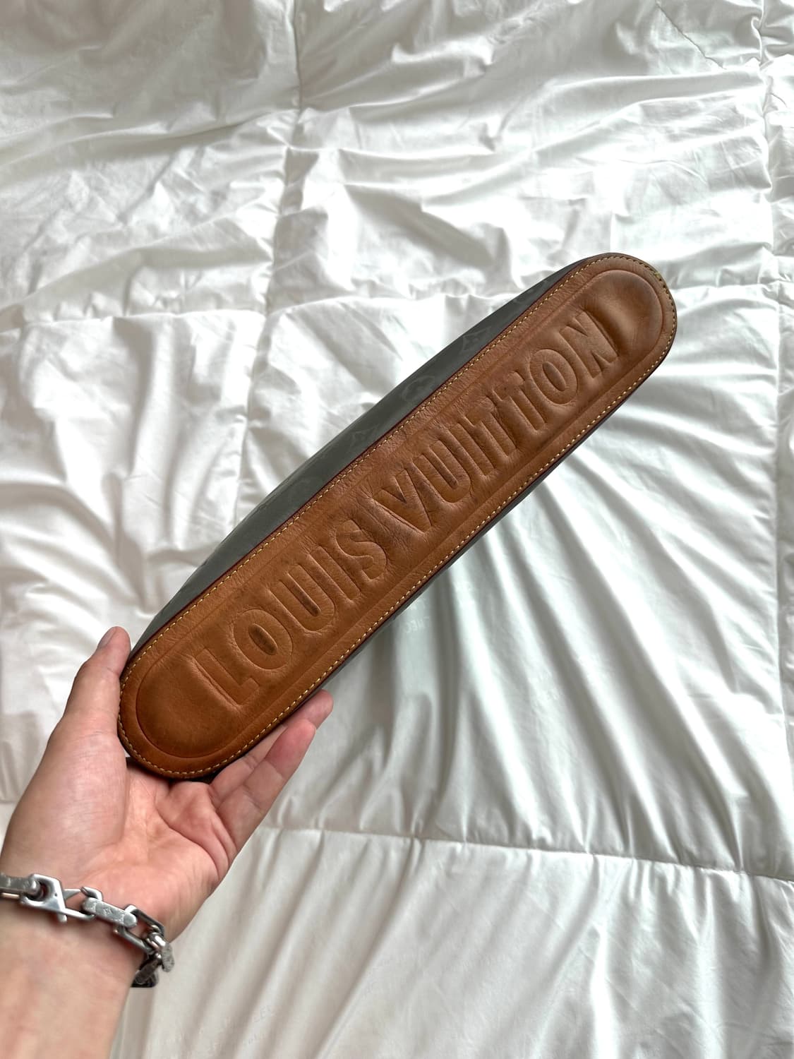 루이비통 x 킴 존스 티타늄 모노그램 클러치 상품이미지8